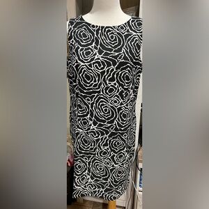 AGB PETITE BLACK/ WHITE PRINT SLEEVELESS SHEATH DRESS 12p